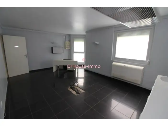 Bureau 5 pièces de 70 m² - Bruay-la-Buissière (62700)