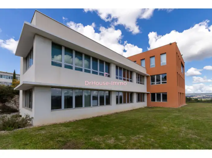 Bureau 3 pièces de 135 m² - Aix-en-Provence (13290)