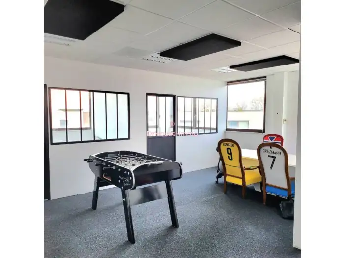 Bureau 3 pièces de 76 m² - Cailloux-sur-Fontaines (69270)