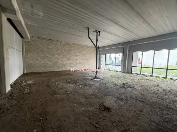 Commerce 1 pièce de 105 m² - Serris (77700)