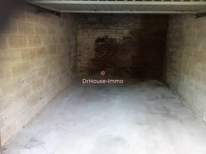 Parking / Box de 12 m² - Nesle (80190)