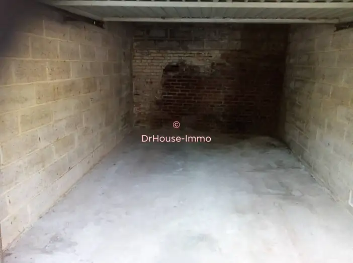 Parking / Box 1 pièce de 14 m² - Nesle (80190)