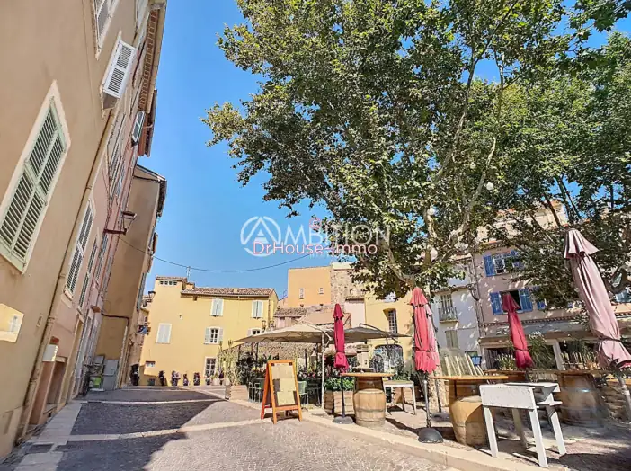 Commerce 2 pièces de 70 m² - Fréjus (83600)