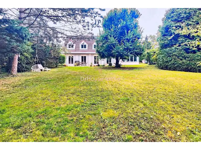 Maison 9 pièces de 241 m² - Feucherolles (78810)