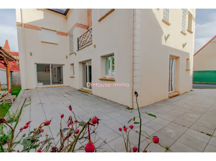 Maison 9 pièces de 250 m² - Épône (78680)