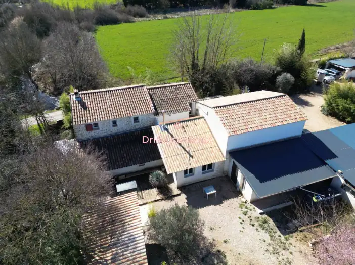 Maison 6 pièces de 295 m² - Néoules (83136)