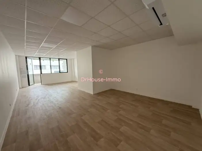 Commerce 1 pièce de 50 m² - Serris (77700)