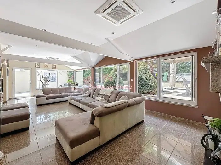 Maison 9 pièces de 185 m² - Creysse (24100)