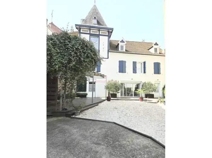 Maison 7 pièces de 261 m² - Vichy (03200)