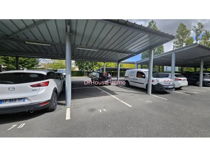 Parking / Box de 10 m² - Savigny-le-Temple (77176)