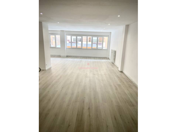 Commerce de 196m² - 1 pièce