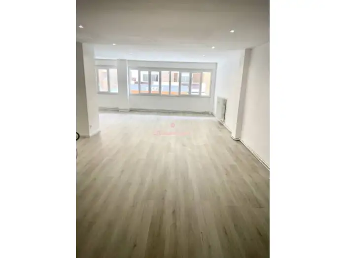 Commerce 1 pièce de 196 m² - Marseille (13003)