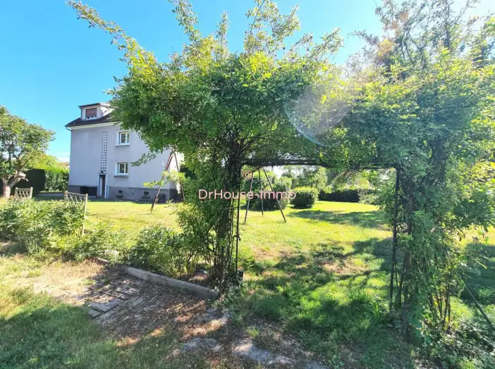 Maison 9 pièces de 236 m² - Charmes (88130)