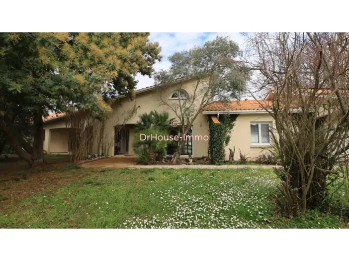 Maison 8 pièces de 249 m² - Plassac (33390)