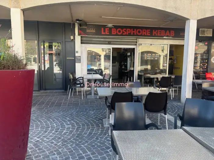 Commerce 1 pièce de 52 m² - Vitrolles (13127)