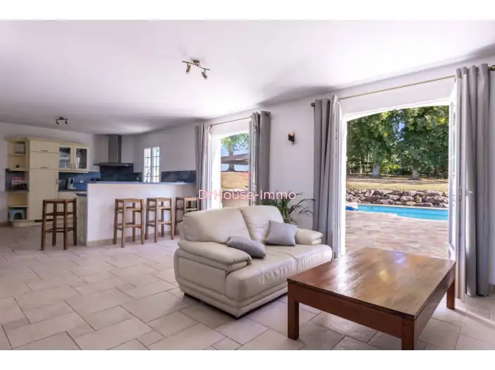 Maison 8 pièces de 197 m² - Prunay-le-Temple (78910)