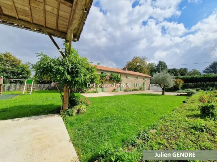 Maison 7 pièces de 271 m² - Vitré (79370)