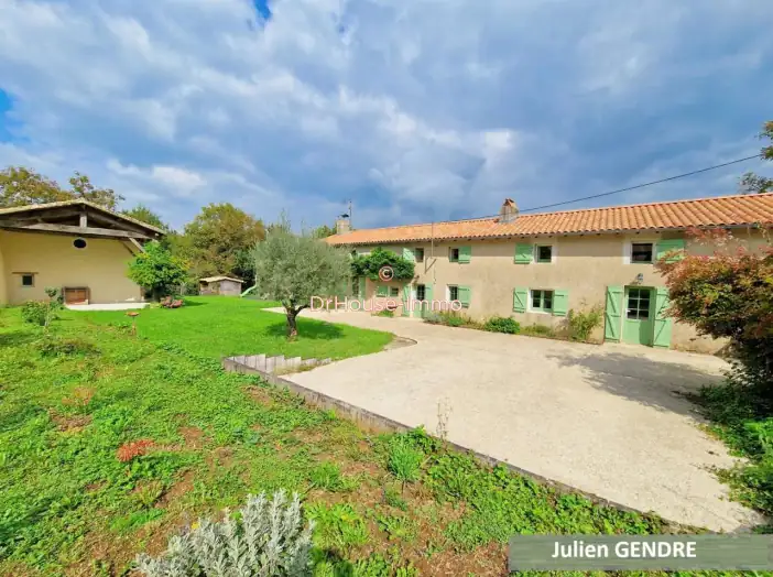 Maison 7 pièces de 271 m² - Vitré (79370)