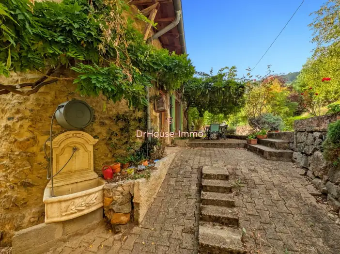 Maison 17 pièces de 530 m² - Vaux-en-Beaujolais (69460)