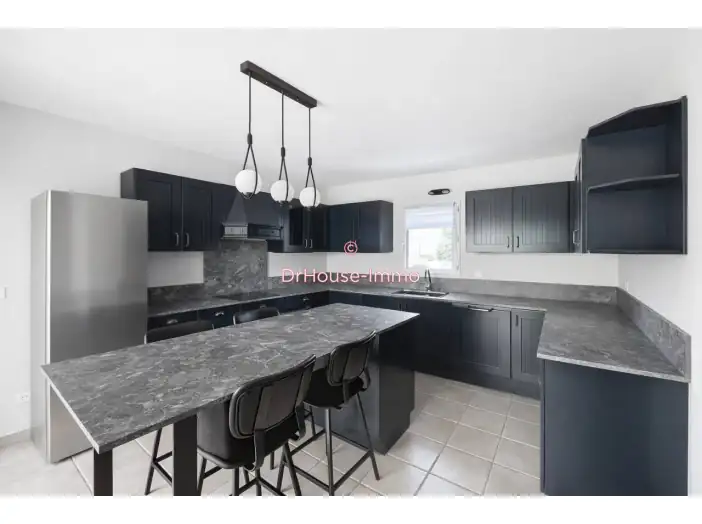 Maison 6 pièces de 215 m² - Saint-Gelais (79410)