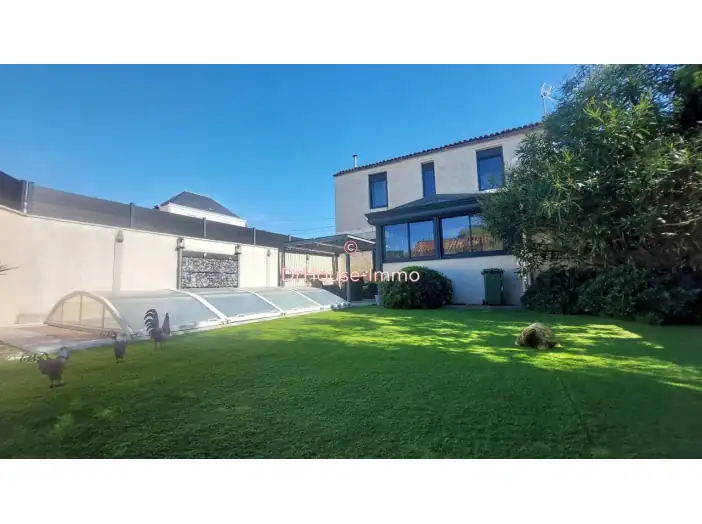 Maison 5 pièces de 170 m² - Saintes (17100)