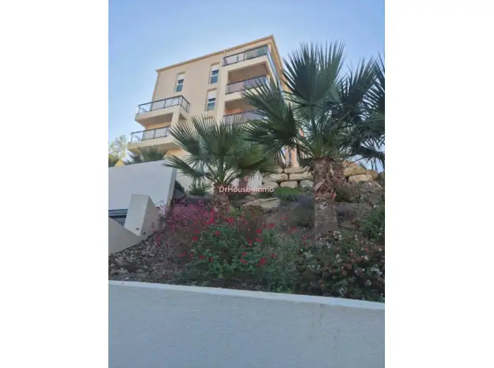 Appartement 3 pièces de 78 m² - Saint-Raphaël (83700)