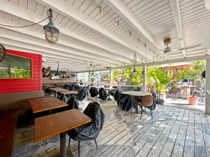 Commerce 1 pièce de 400 m² - Saint-Martin (97150)