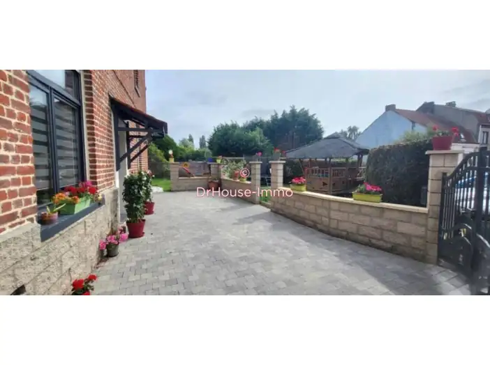 Maison 8 pièces de 185 m² - Wattrelos (59150)