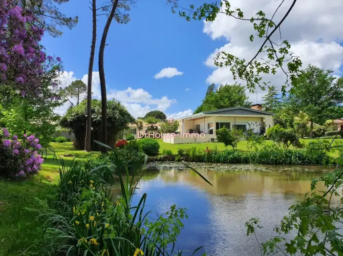 Maison 6 pièces de 185 m² - Oeyreluy (40180)