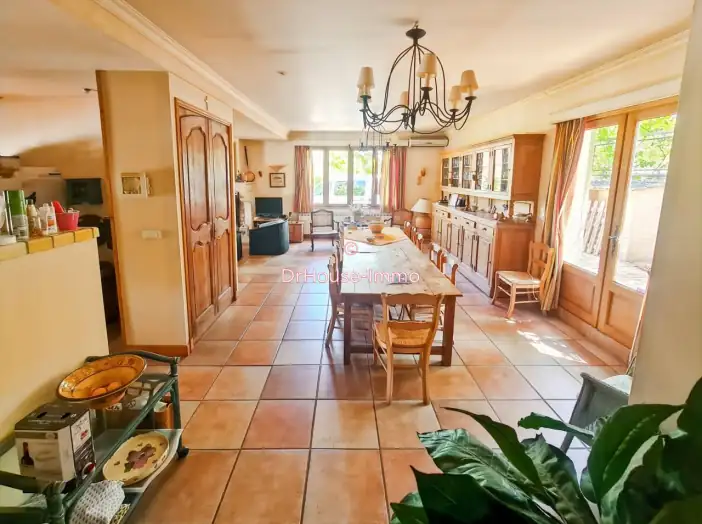 Maison 10 pièces de 240 m² - Allemagne-en-Provence (04500)
