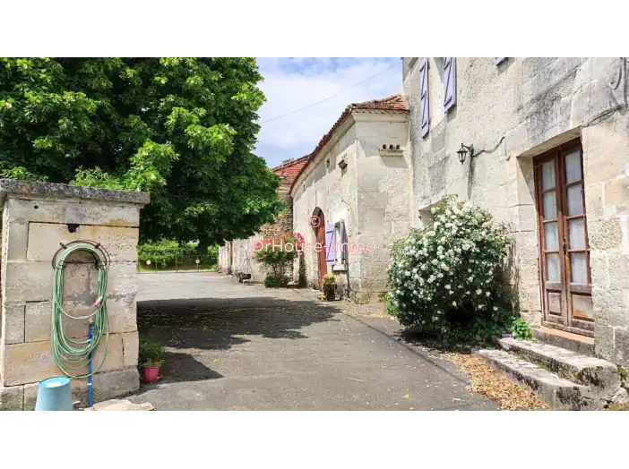 Maison 5 pièces de 134 m² - La Tour-Blanche-Cercles (24320)