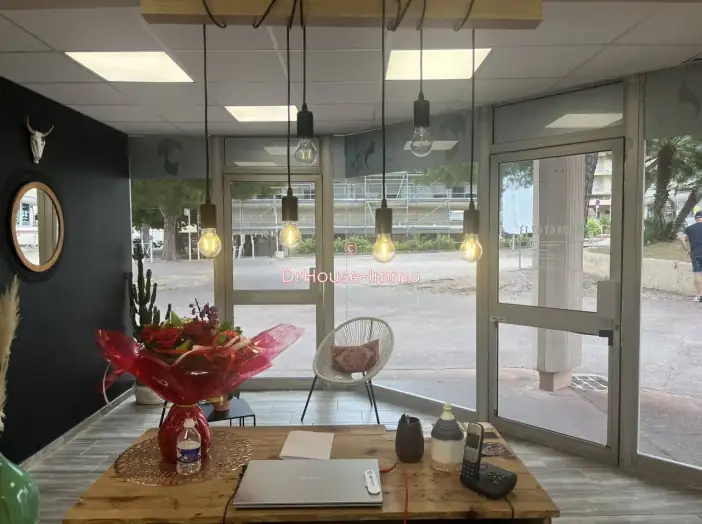 Commerce 2 pièces de 60 m² - Toulon (83000)