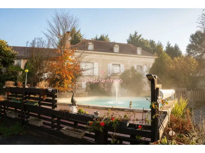 Maison 10 pièces de 260 m² - Senillé (86100)