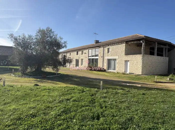 Maison 7 pièces de 325 m² - Champigny en rochereau (86170)