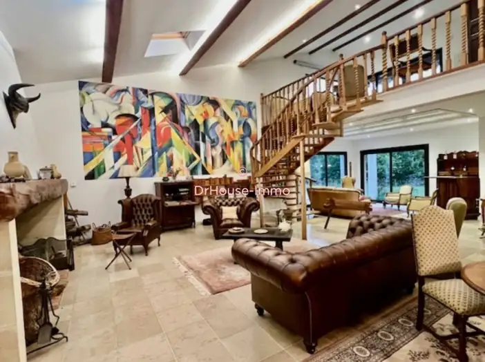 Maison 7 pièces de 288 m² - Yvrac (33370)