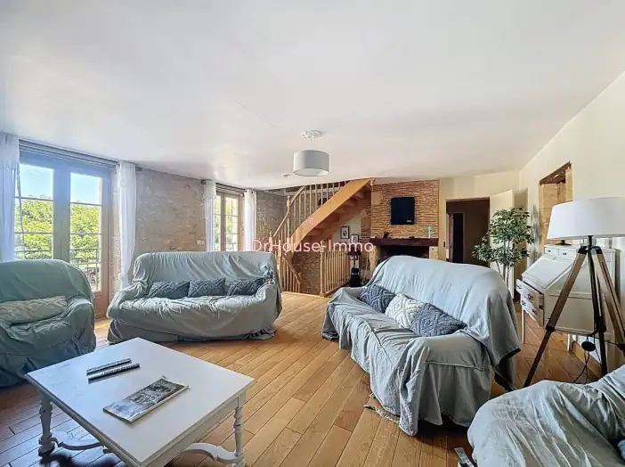 Maison 10 pièces de 240 m² - Mauzac-et-Grand-Castang (24150)