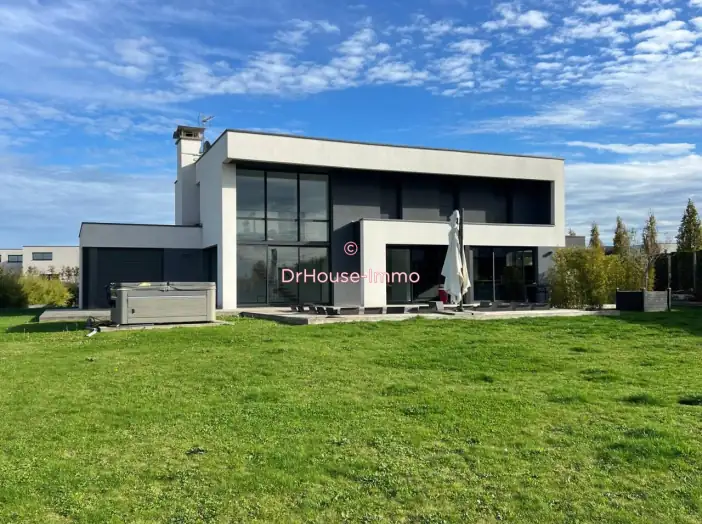 Maison 8 pièces de 225 m² - Mérignies (59710)