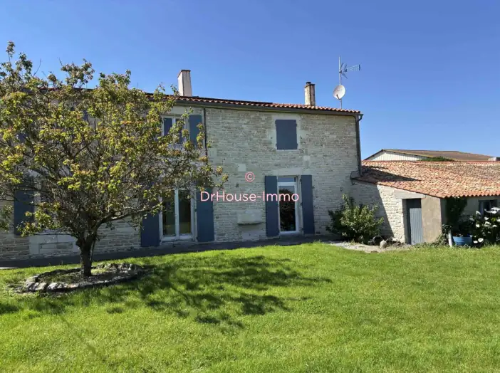 Maison 9 pièces de 213 m² - Marans (17230)