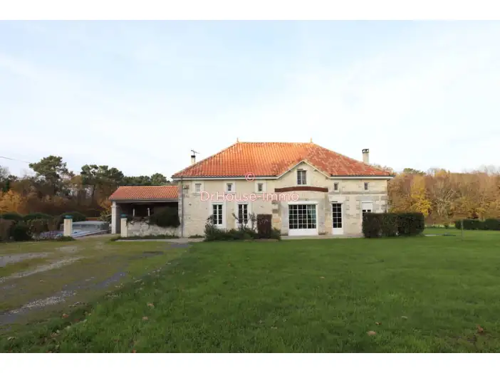 Maison 8 pièces de 279 m² - Villexavier (17500)