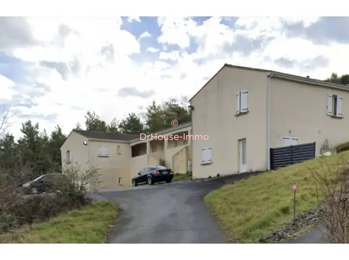 Immeuble 18 pièces de 371 m² - La Couronne (16400)