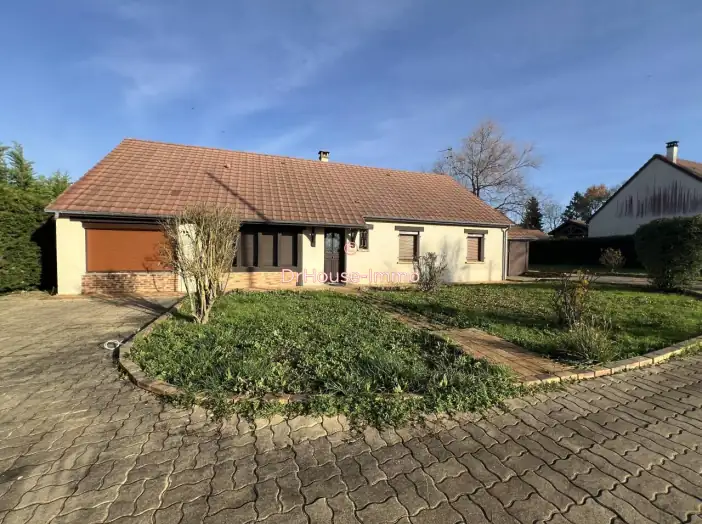 Maison 8 pièces de 205 m² - Saint-Éloy-de-Gy (18110)