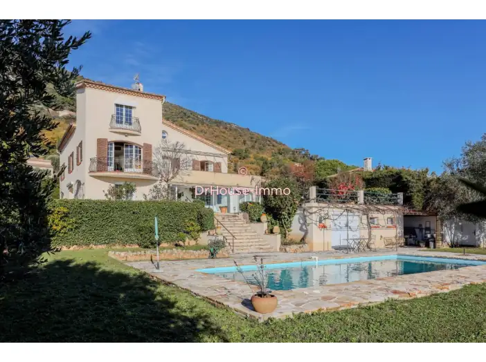 Maison 10 pièces de 300 m² - Gattières (06510)