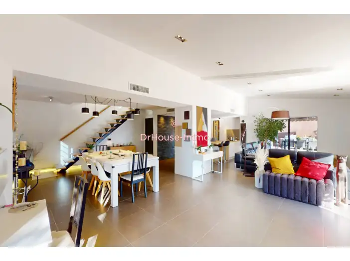Maison 7 pièces de 180 m² - Contes (06390)