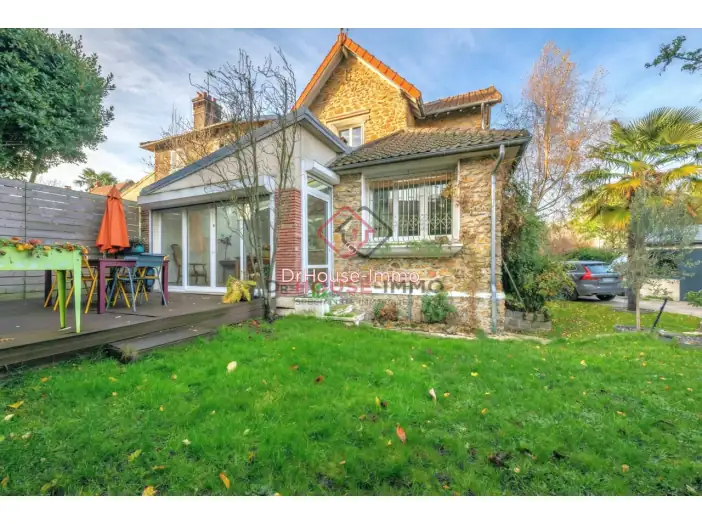 Maison 7 pièces de 222 m² - Le Raincy (93340)