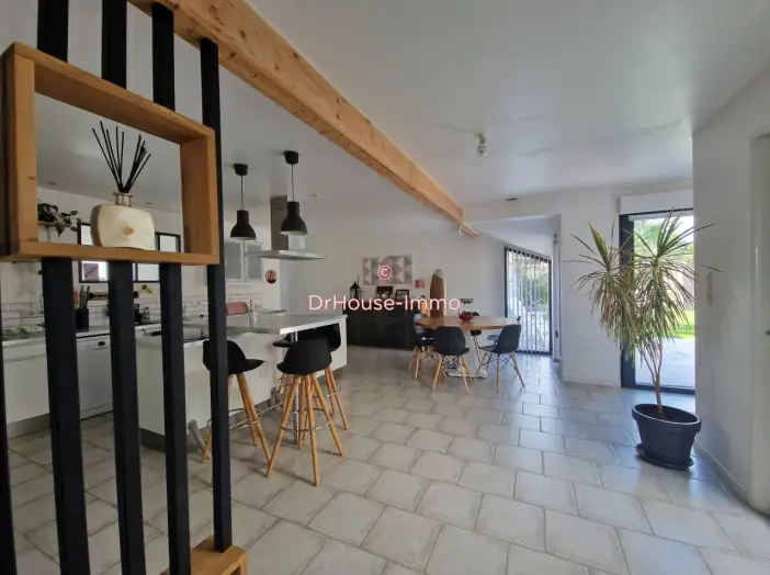 Maison 7 pièces de 169 m² - Naintré (86530)