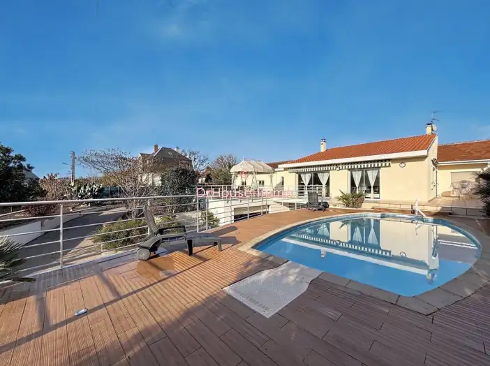 Maison 7 pièces de 239 m² - Bergerac (24100)