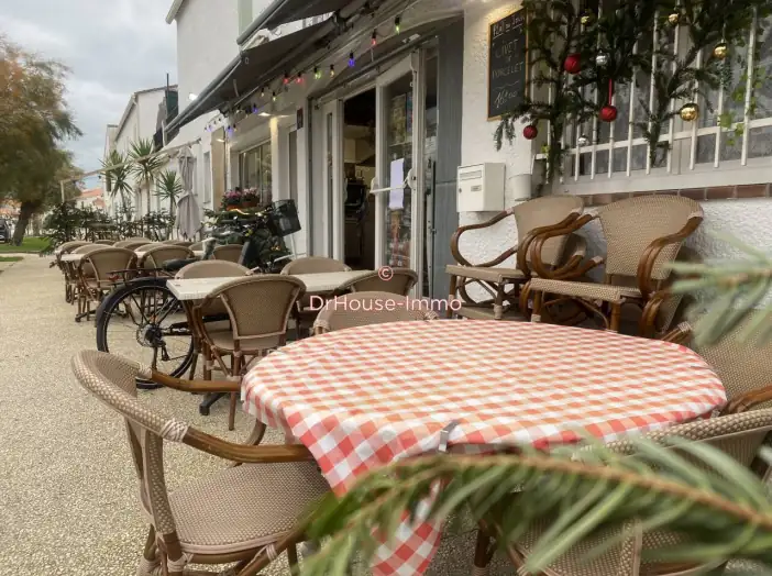 Immeuble commercial 1 pièce de 75 m² - Saintes-Maries-de-la-Mer (13460)