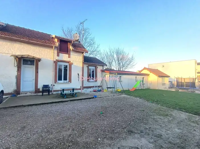 Maison 5 pièces de 114 m² - Saint-Julien-les-Villas (10800)