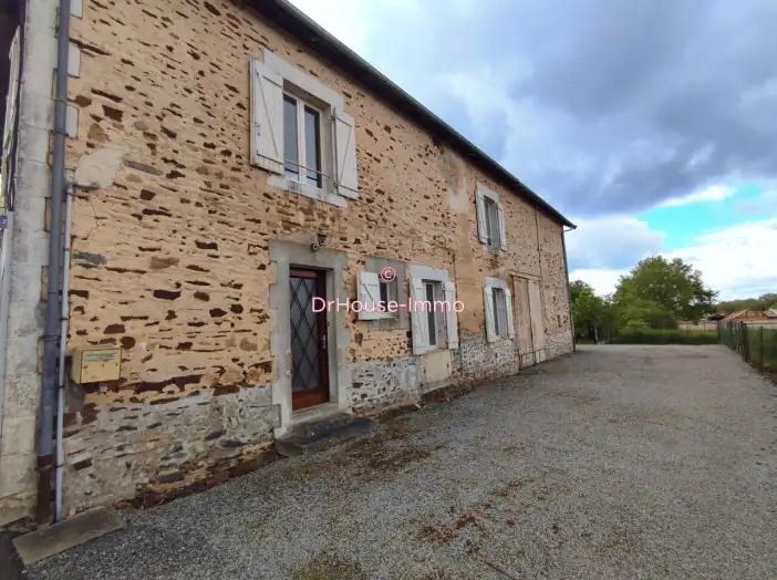 Immeuble 6 pièces de 140 m² - Bussière-Poitevine (87320)
