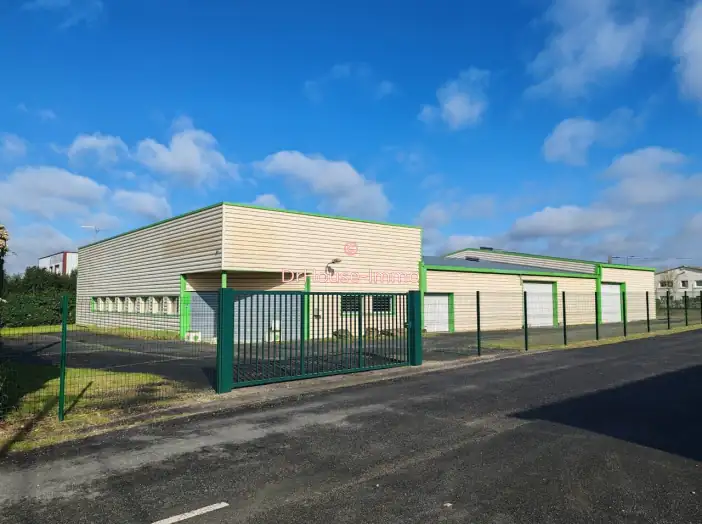 Local d'activités 6 pièces de 960 m² - La Celle-Saint-Avant (37160)